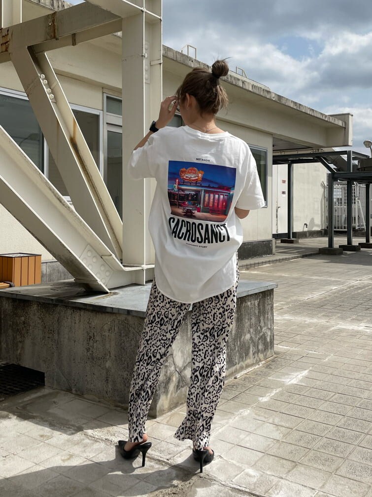 ブラック系のパンプス、その他のその他パンツ、ホワイト系のTシャツ/カットソーを着用したレディースの春コーディネートの3枚目の写真
