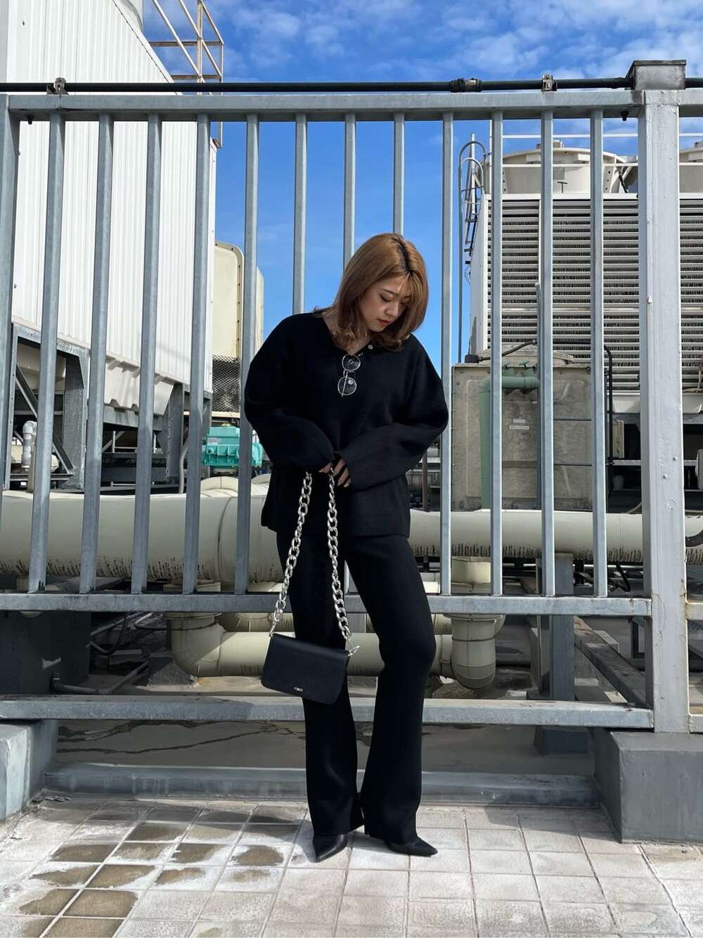 ブラック系のパンプス、ブラック系のショルダーバッグ、ブラック系のその他パンツを着用したレディースの冬コーディネートの2枚目の写真