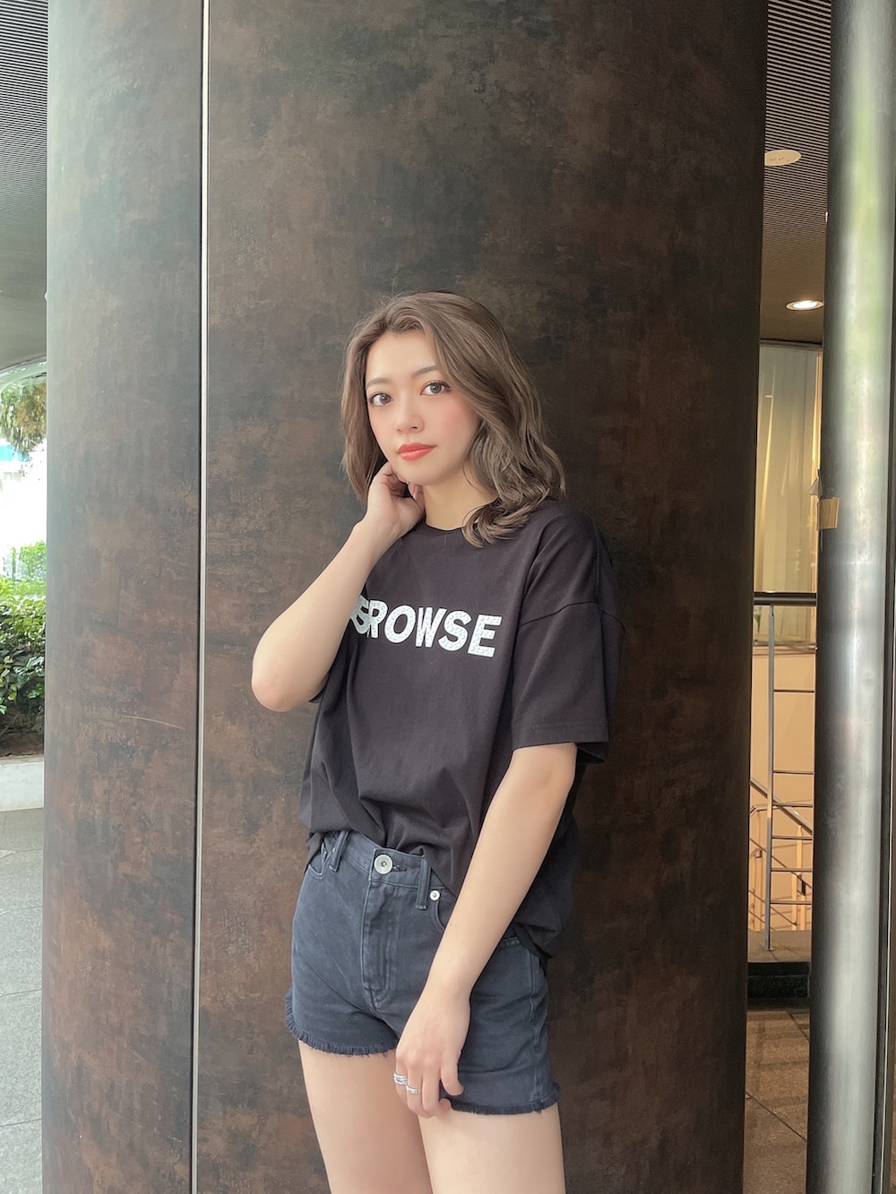 ブラック系のデニムパンツ、ブラック系のサンダル、ブラック系のTシャツ/カットソーを着用したレディースの夏コーディネートの4枚目の写真