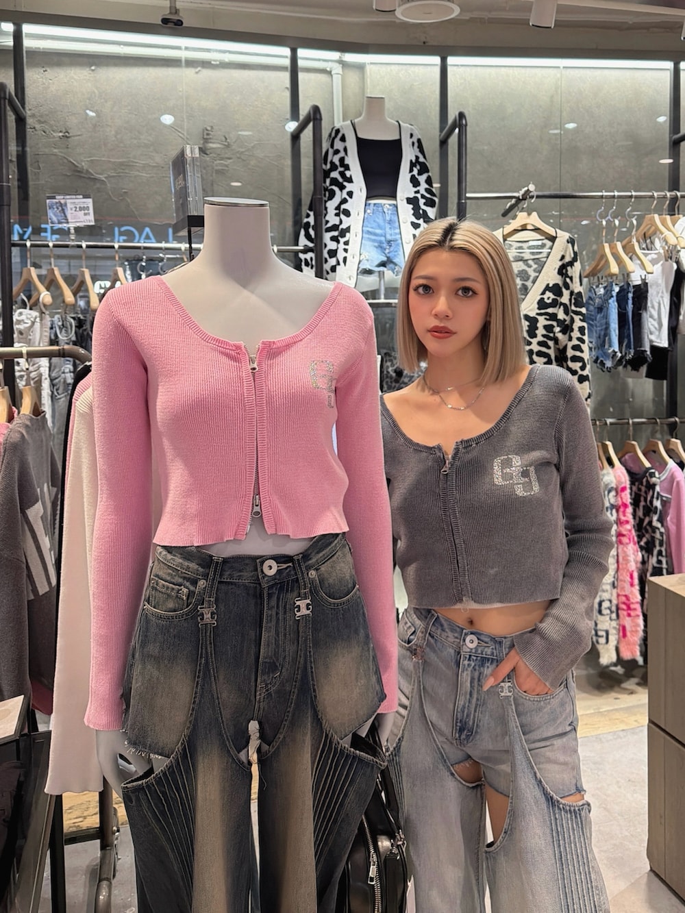 ピンク系のニット/セーター、ブルー系のニット/セーター、ブルー系のデニムパンツを着用したレディースの春コーディネートの2枚目の写真