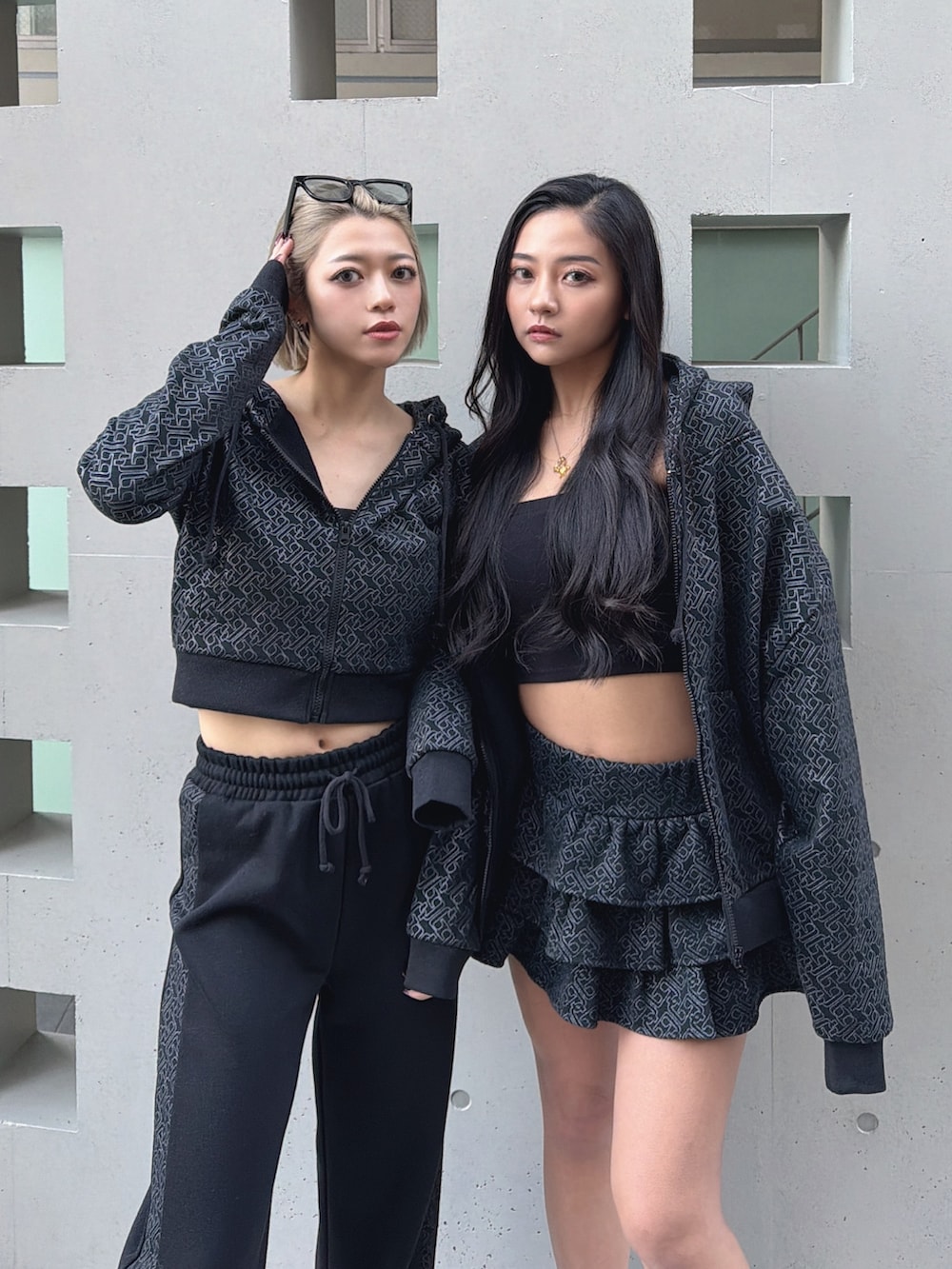 ブラック系のパーカー、ブラック系のスカート、ブラック系のパーカーを着用したレディースの冬コーディネートの2枚目の写真