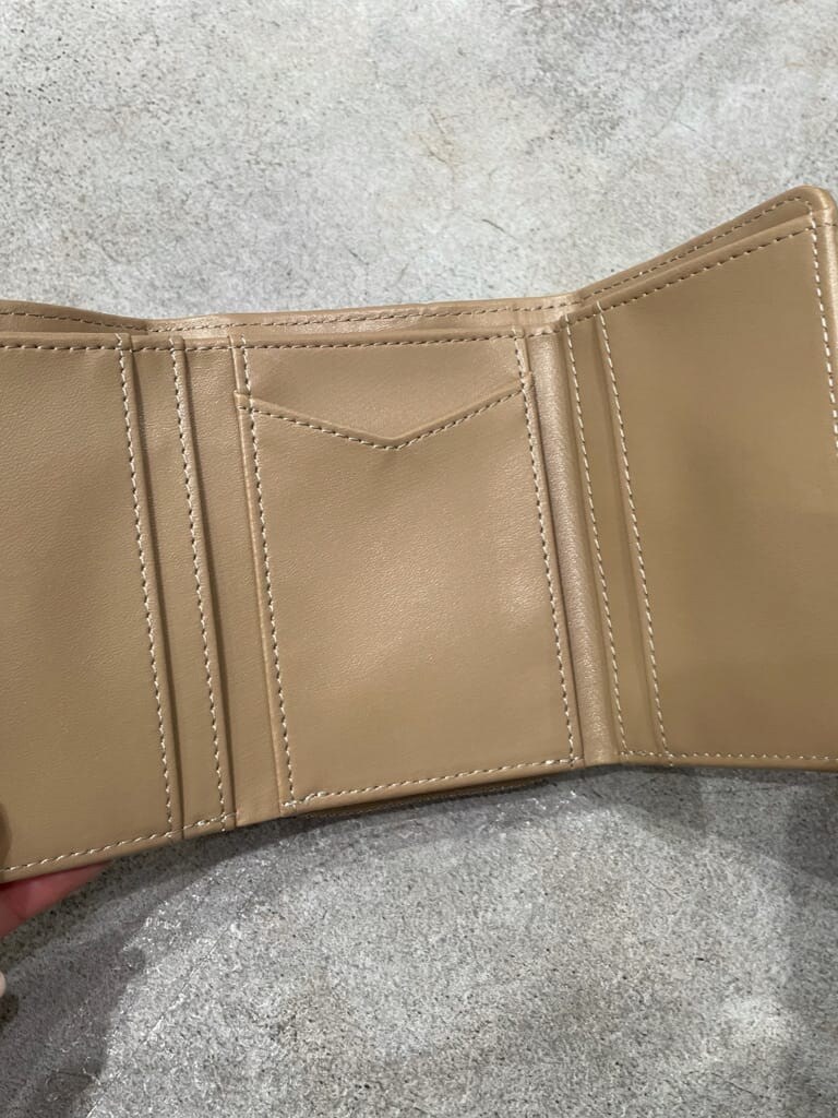 ベージュ系の財布を着用したレディースの秋コーディネートの4枚目の写真