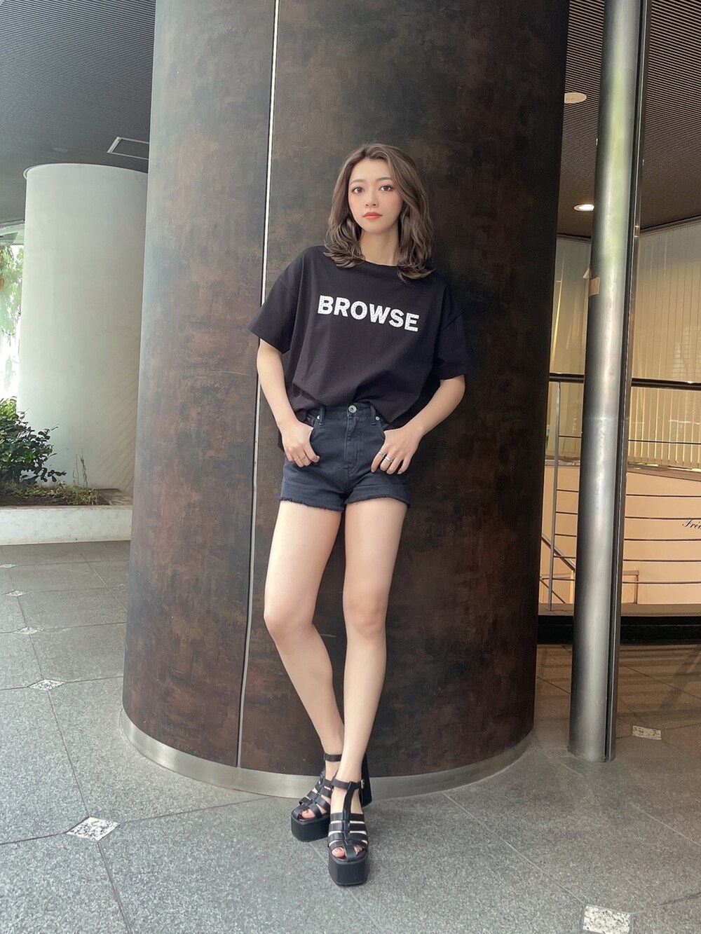 ブラック系のデニムパンツ、ブラック系のサンダル、ブラック系のTシャツ/カットソーを着用したレディースの夏コーディネートの2枚目の写真