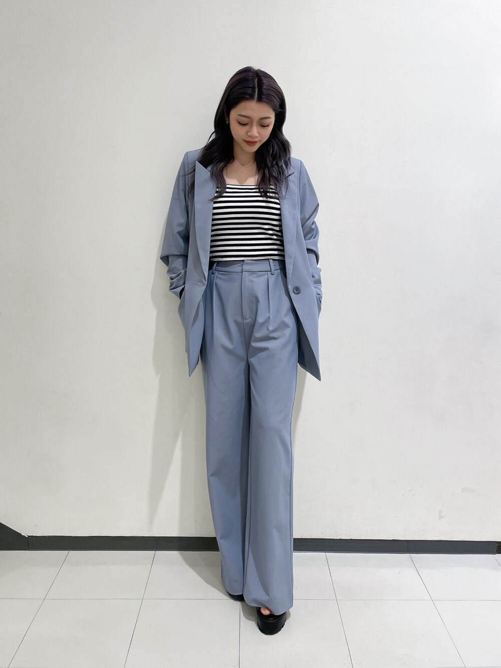 その他のキャミソール、ブルー系のその他パンツ、ブラック系のブーツを着用したレディースの春コーディネートの2枚目の写真