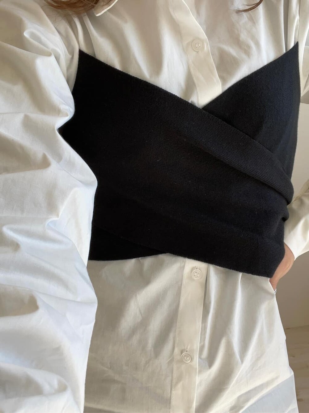 その他のデニムパンツ、ブラック系のパンプス、ブラック系のシャツ/ブラウスを着用したレディースの冬コーディネートの6枚目の写真