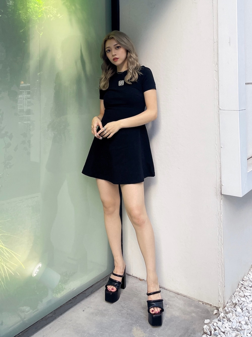 ブラック系のワンピース、ブラック系のサンダルを着用したレディースの夏コーディネートの2枚目の写真