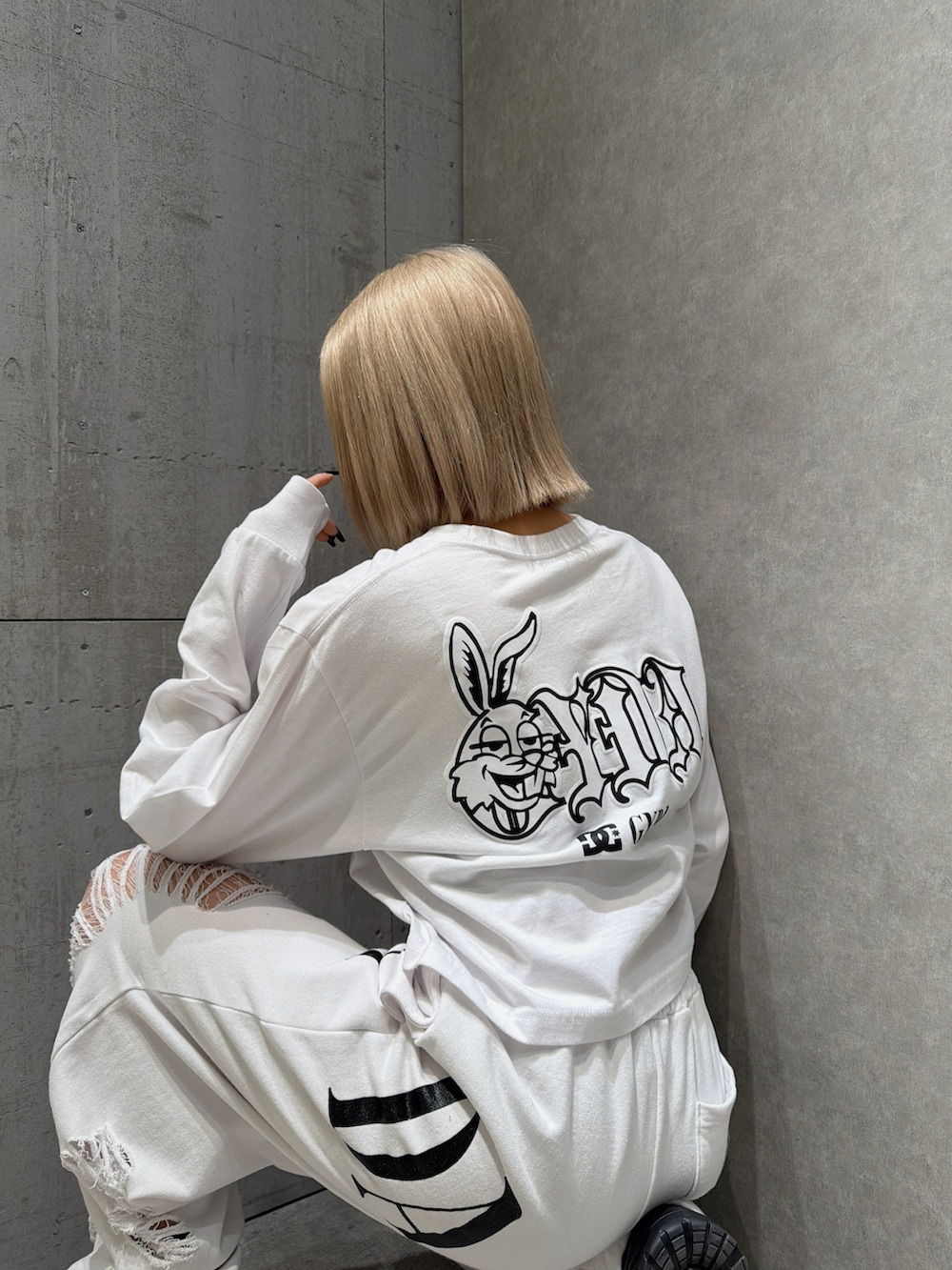 ホワイト系のTシャツ/カットソー、ホワイト系のスウェットパンツを着用したレディースの春コーディネートの2枚目の写真