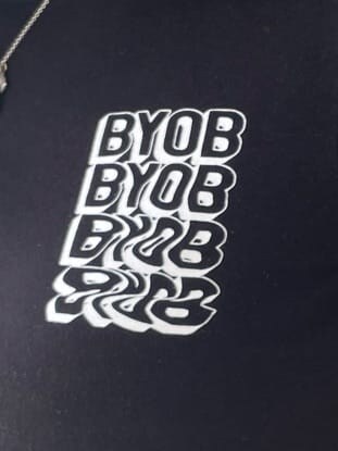 ブラック系のサンダル、ブルー系のデニムパンツ、ブラック系のTシャツ/カットソーを着用したレディースの夏コーディネートの5枚目の写真