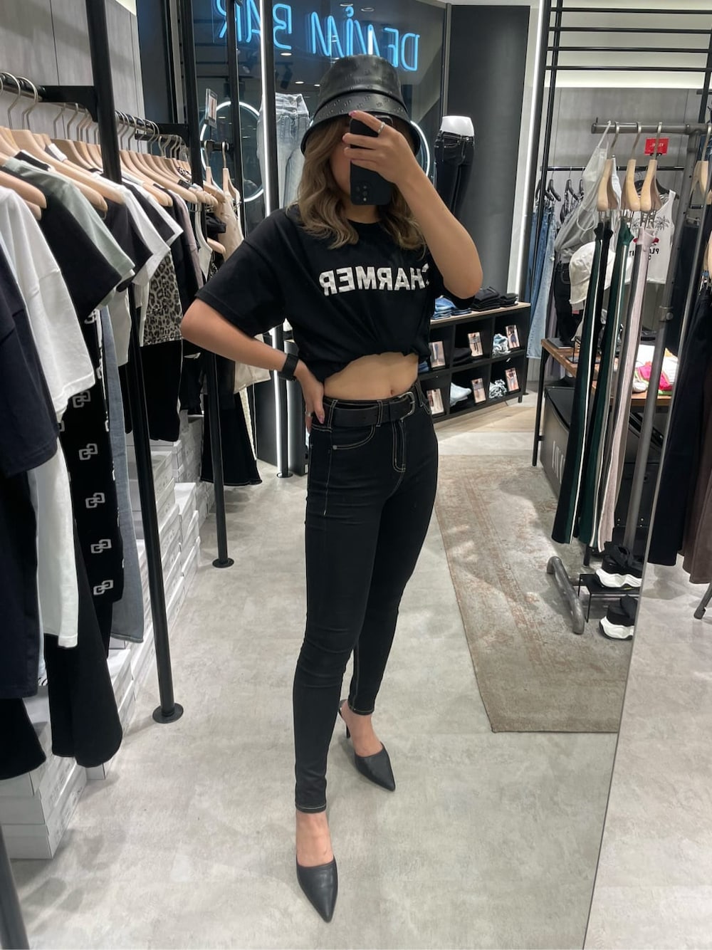 ブラック系のパンプス、ブラック系のデニムパンツ、ブラック系のTシャツ/カットソーを着用したレディースの夏コーディネートの2枚目の写真