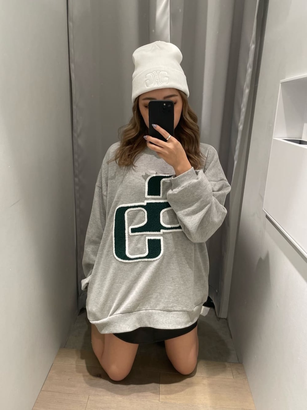 その他のブーツ、ブラック系のスカート、グレー系のスウェットを着用したレディースの秋コーディネートの3枚目の写真