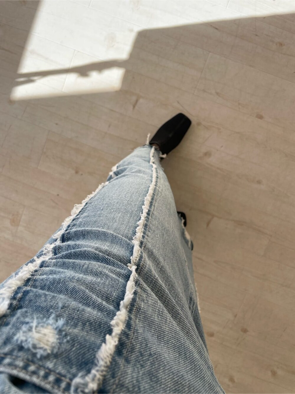 ブラック系のブーツ、グレー系のパーカー、ブルー系のデニムスカートを着用したレディースの冬コーディネートの8枚目の写真