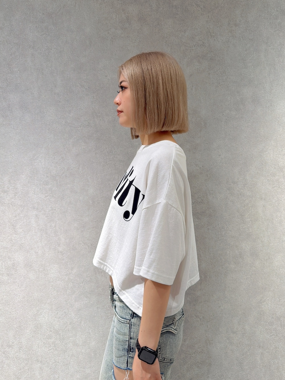 ホワイト系のTシャツ/カットソー、ブルー系のデニムパンツ、ホワイト系のハンドバッグを着用したレディースの夏コーディネートの5枚目の写真