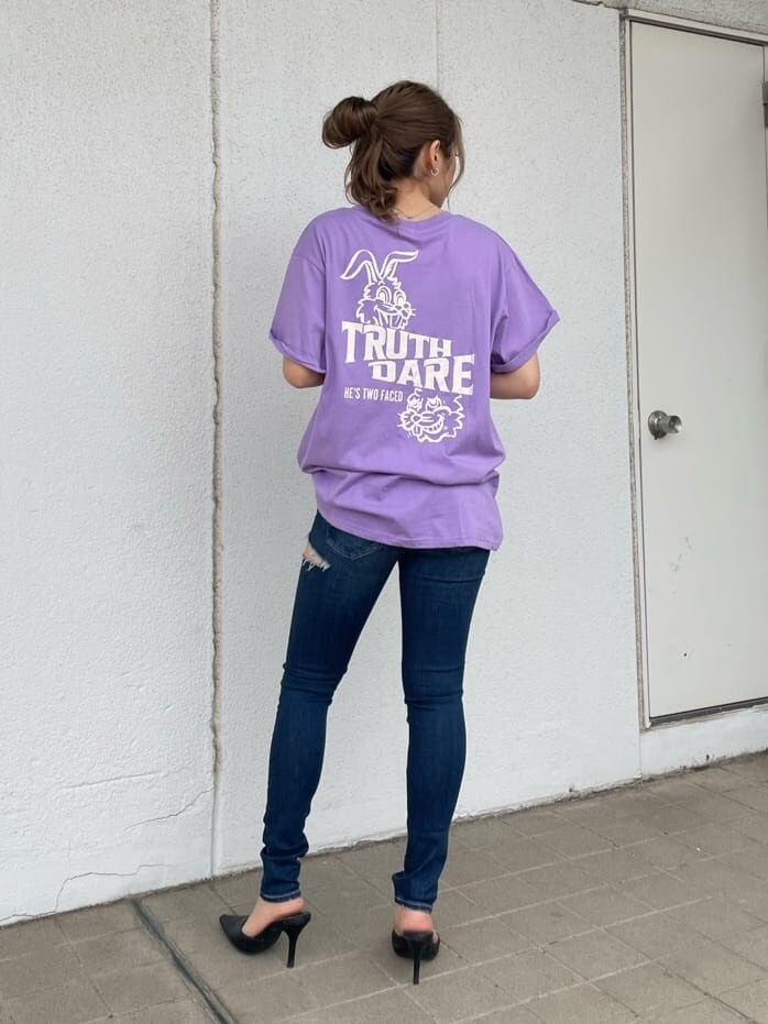 ブラック系のパンプス、ブルー系のデニムパンツ、パープル系のTシャツ/カットソーを着用したレディースの春コーディネートの4枚目の写真