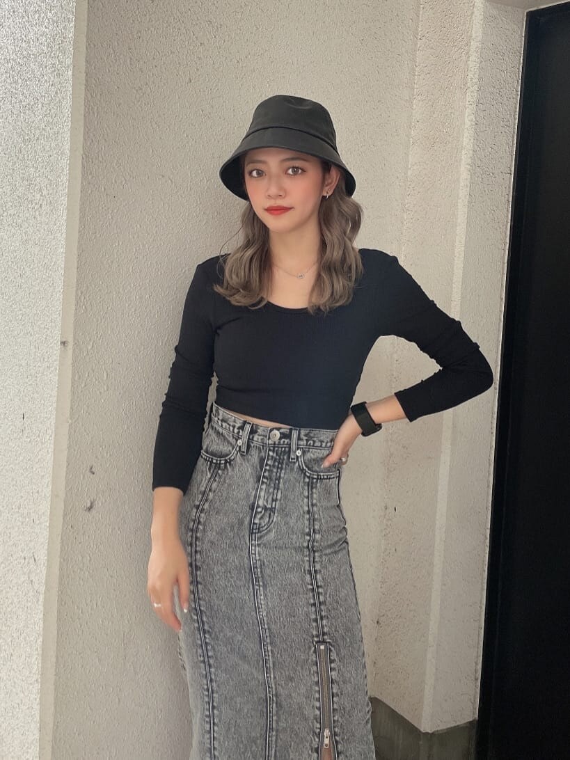 ブラック系のブーツ、ブラック系のデニムスカート、ブラック系のTシャツ/カットソーを着用したレディースの夏コーディネートの4枚目の写真