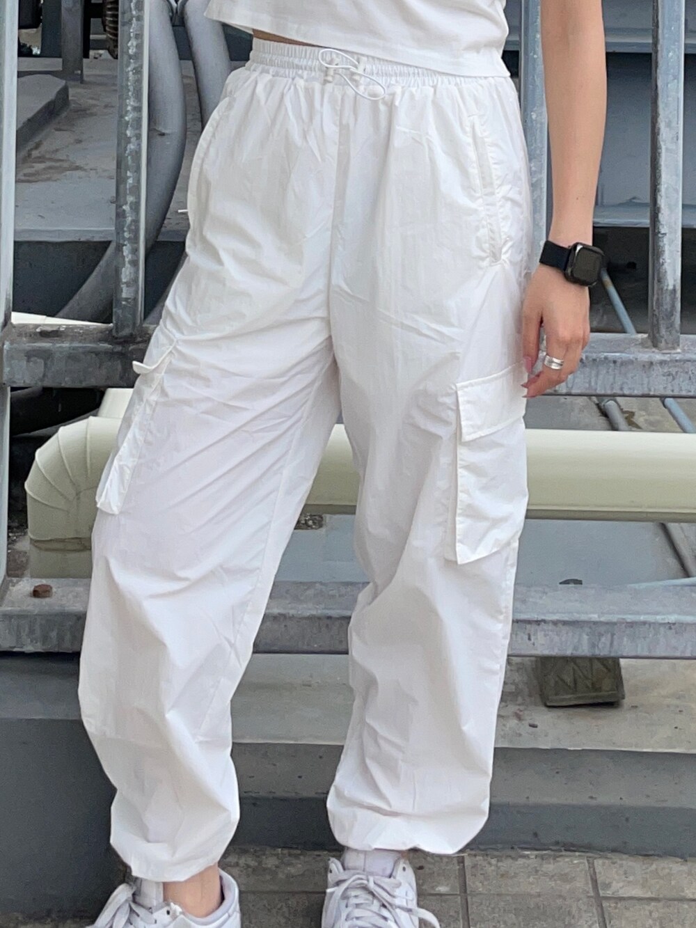 ホワイト系のカーゴパンツ、ホワイト系のTシャツ/カットソーを着用したレディースの夏コーディネートの6枚目の写真