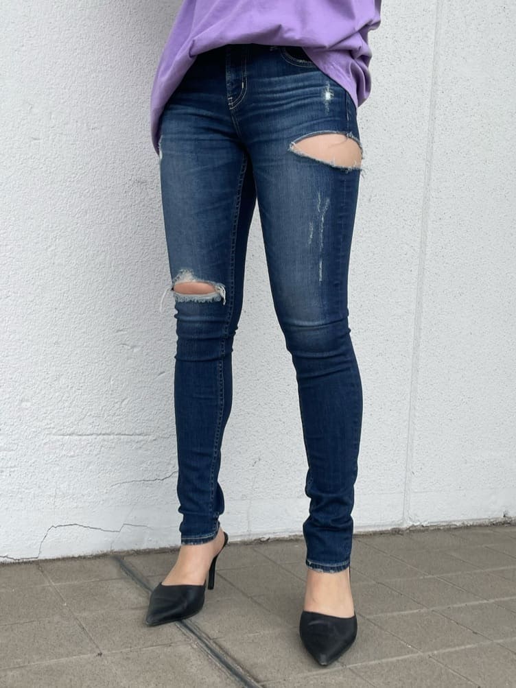 ブラック系のパンプス、ブルー系のデニムパンツ、パープル系のTシャツ/カットソーを着用したレディースの春コーディネートの7枚目の写真