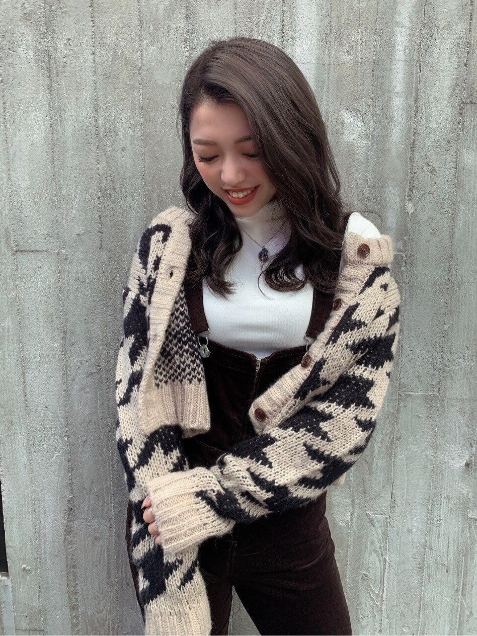 ブラウン系のサロペット/オーバーオールを着用したレディースの秋コーディネートの2枚目の写真