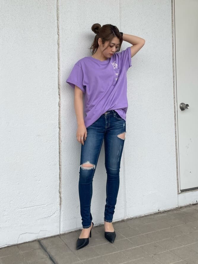 ブラック系のパンプス、ブルー系のデニムパンツ、パープル系のTシャツ/カットソーを着用したレディースの春コーディネートの2枚目の写真