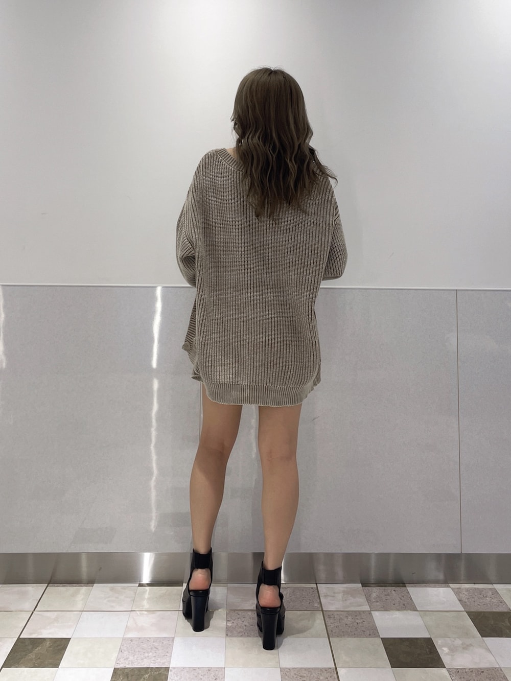 ブルー系のデニムスカート、ブラック系のブーツ、ベージュ系のカーディガン/ボレロを着用したレディースの夏コーディネートの3枚目の写真