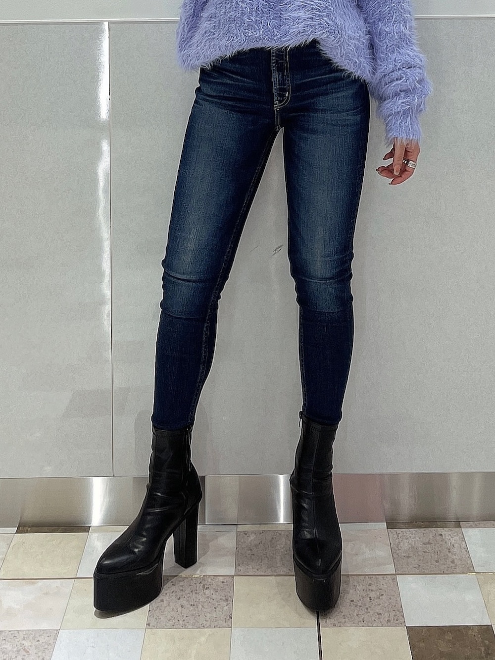 パープル系のニット/セーター、ブルー系のデニムパンツ、ブラック系のブーツを着用したレディースの秋コーディネートの7枚目の写真