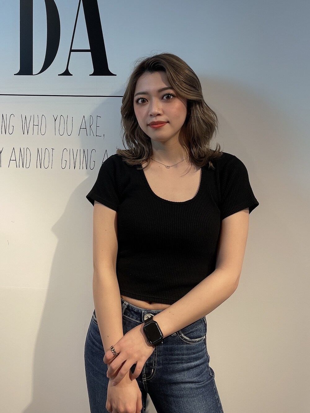 ホワイト系のTシャツ/カットソー、ブルー系のデニムパンツ、ブラック系のパンプスを着用したレディースの春コーディネートの4枚目の写真