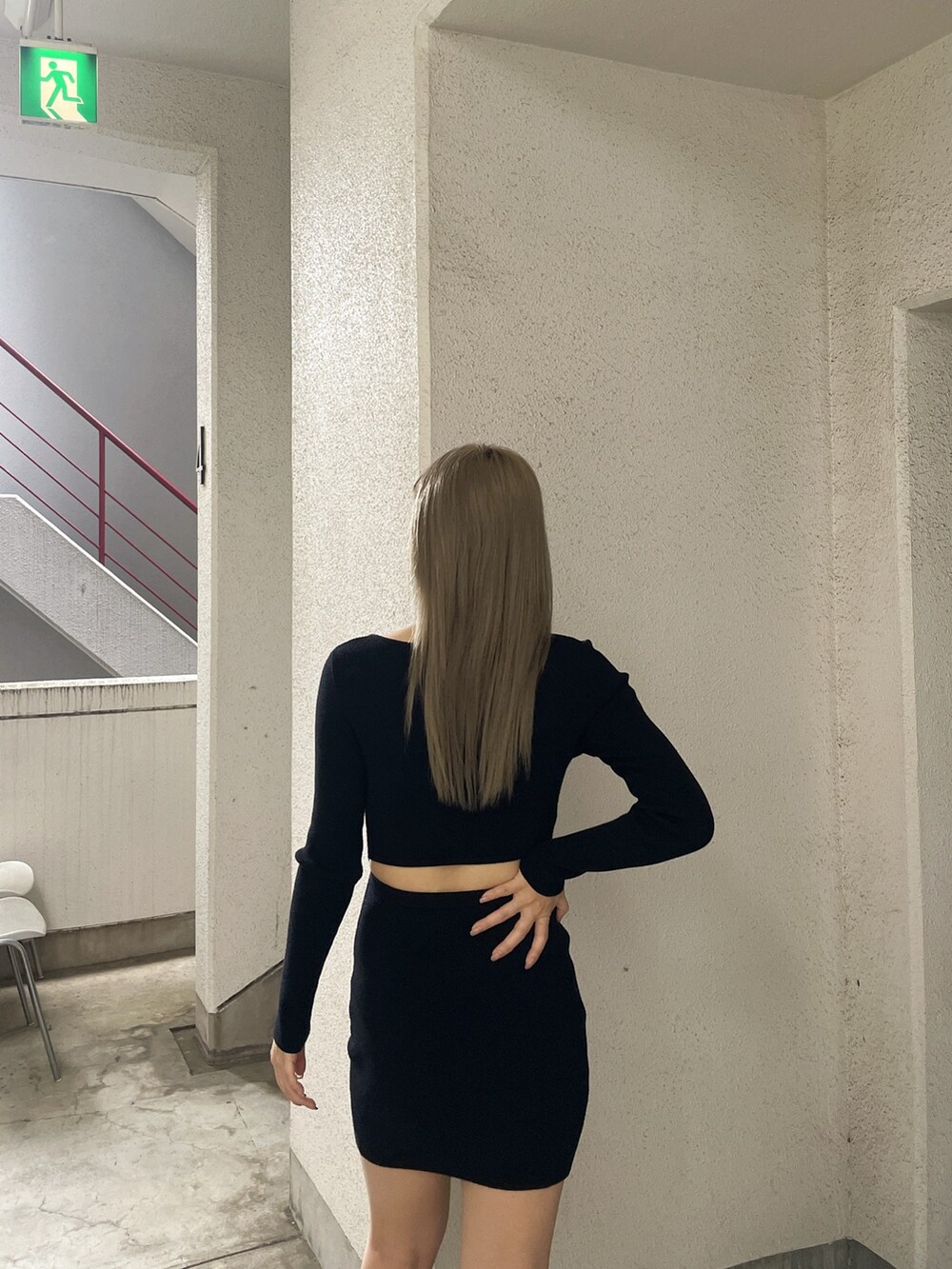 ブラック系のワンピース、ブラック系のブーツを着用したレディースの秋コーディネートの4枚目の写真