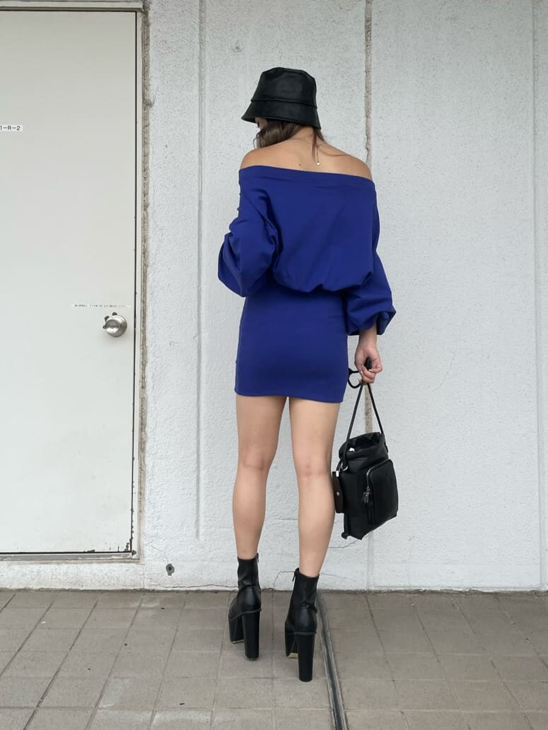 ブルー系のワンピース、ブラック系のブーツ、ブラック系のハットを着用したレディースの夏コーディネートの3枚目の写真