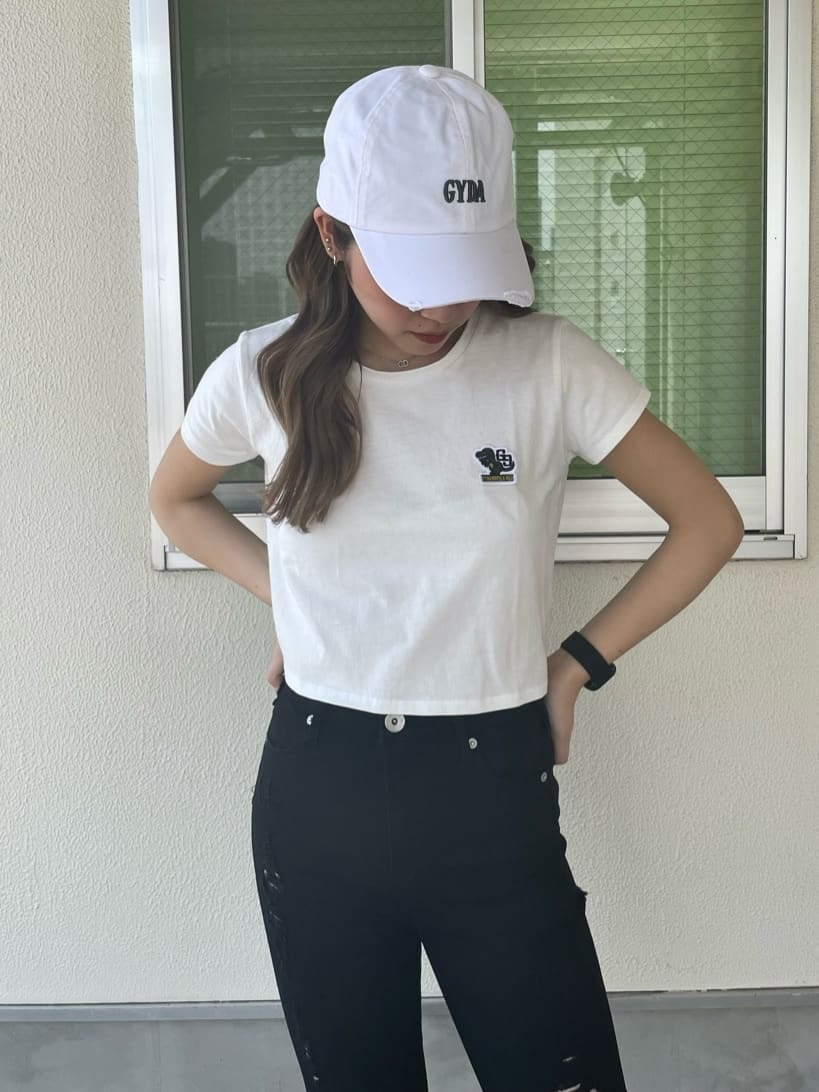 ブラック系のパンプス、ブラック系のその他パンツ、ホワイト系のTシャツ/カットソーを着用したレディースの春コーディネートの3枚目の写真