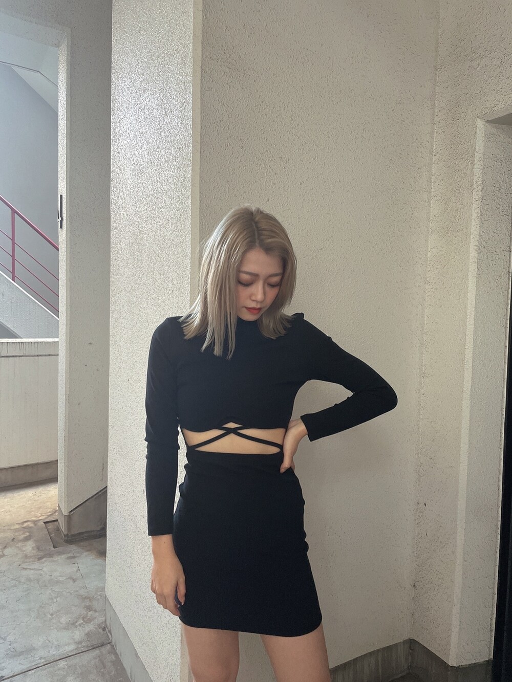 グリーン系のダウンジャケット/コート、ブラック系のワンピース、ブラック系のブーツを着用したレディースの秋コーディネートの7枚目の写真