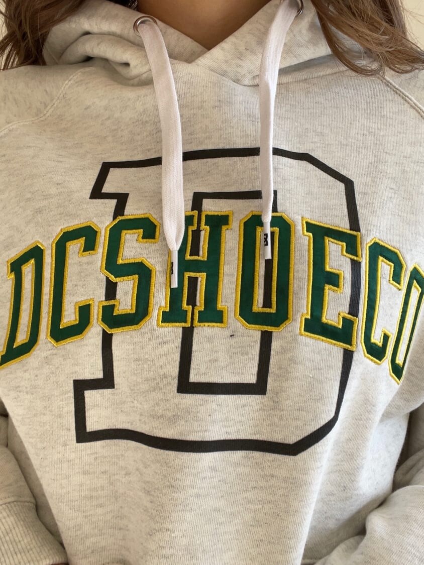 ブラック系のブーツ、グレー系のパーカー、ブルー系のデニムスカートを着用したレディースの冬コーディネートの6枚目の写真