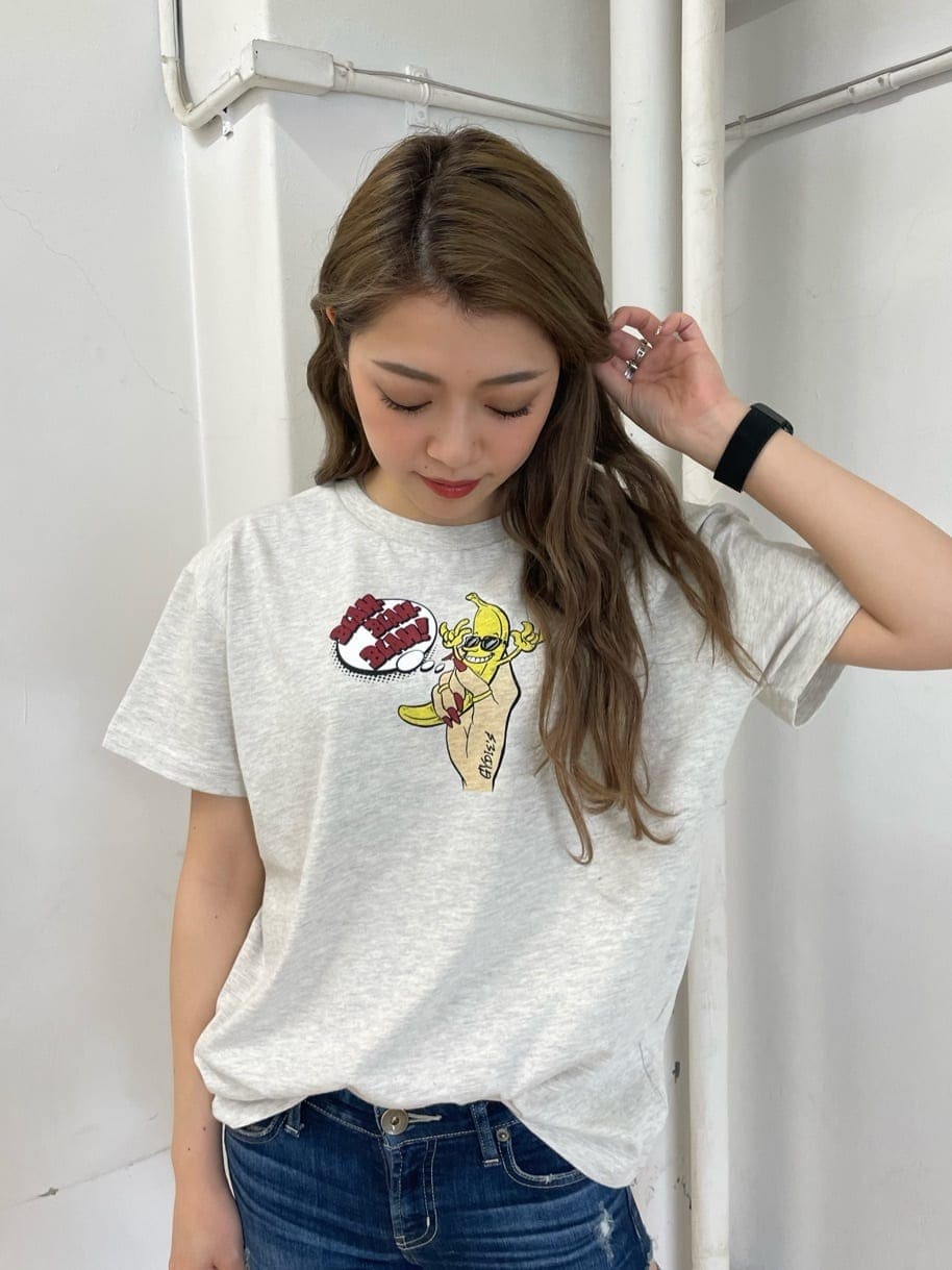 ブラック系のパンプス、ブルー系のデニムパンツ、グレー系のTシャツ/カットソーを着用したレディースの春コーディネートの3枚目の写真