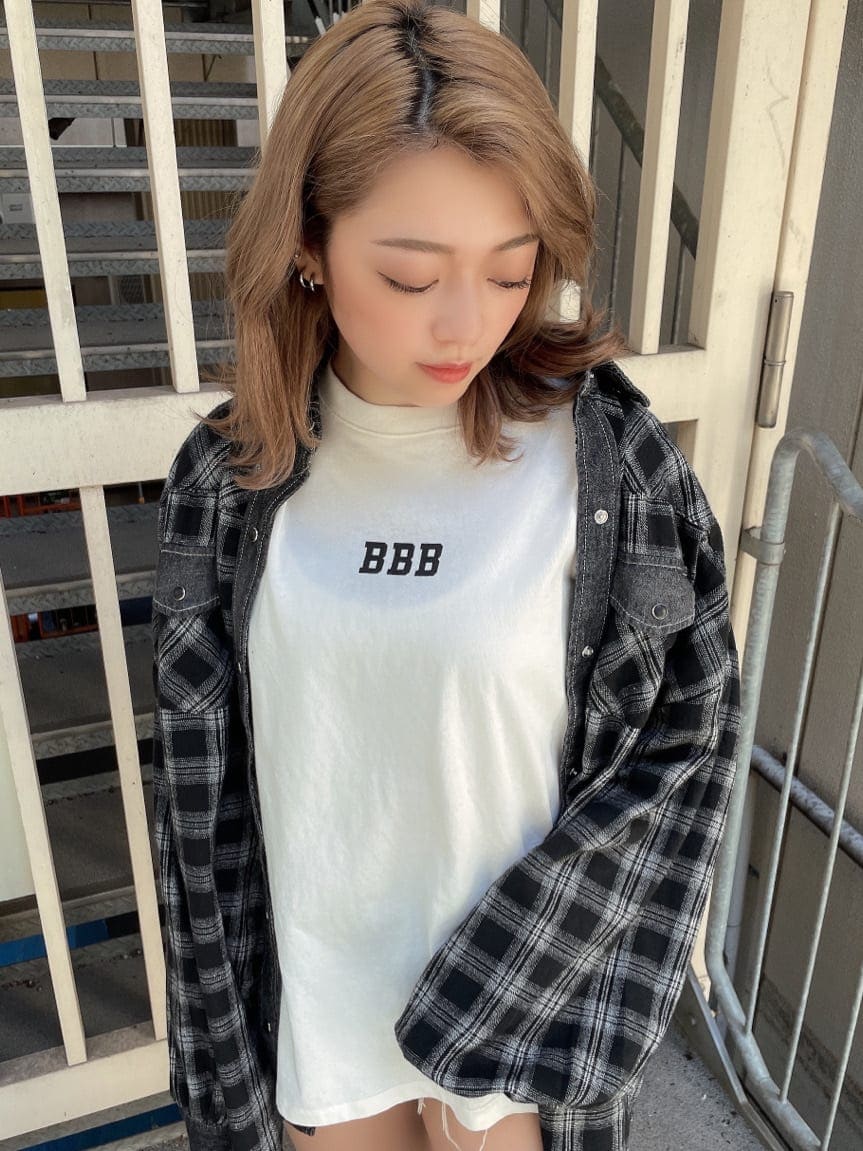 ブラック系のシャツ/ブラウス、ブラック系のブーツ、ホワイト系のTシャツ/カットソーを着用したレディースの夏コーディネートの5枚目の写真