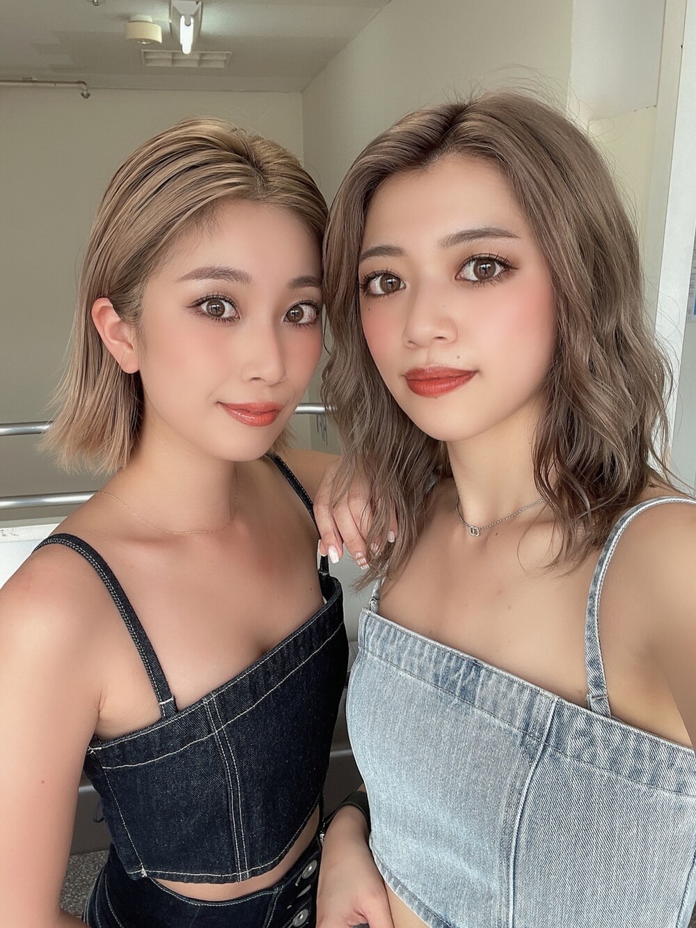 ブルー系のデニムパンツ、ブルー系のデニムパンツ、ホワイト系のサンダルを着用したレディースの夏コーディネートの7枚目の写真