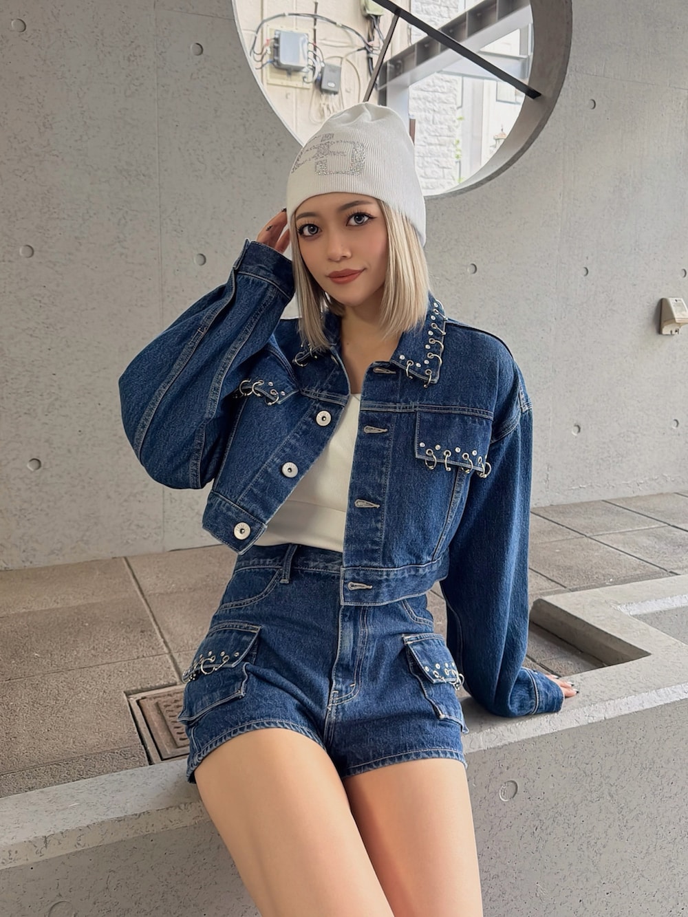 ブルー系のデニムジャケット、ブルー系のデニムパンツ、ホワイト系のTシャツ/カットソーを着用したレディースの春コーディネートの2枚目の写真