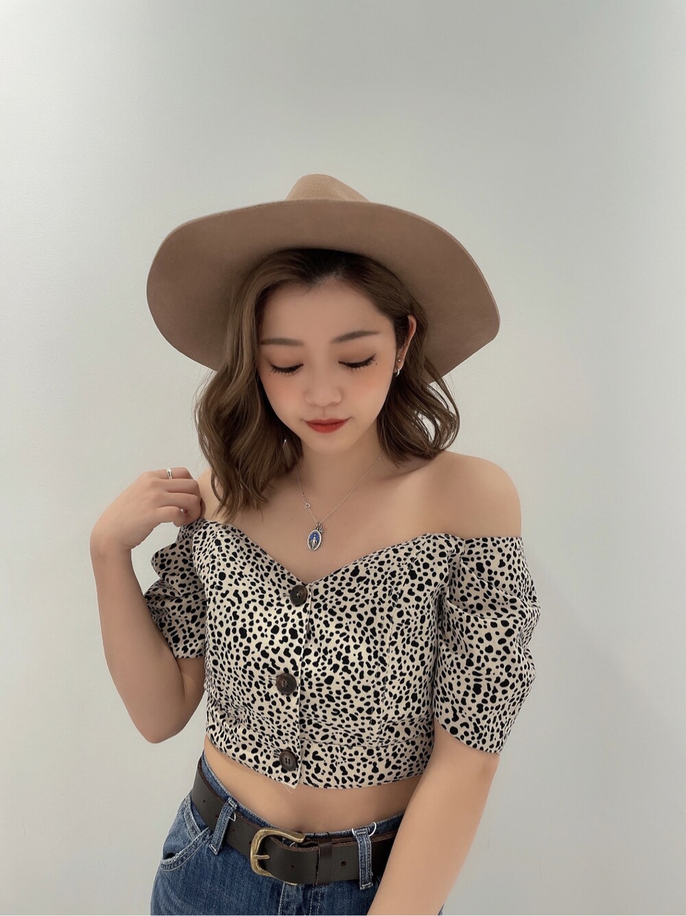 ブルー系のデニムパンツ、ブラック系のパンプス、その他のシャツ/ブラウスを着用したレディースの春コーディネートの3枚目の写真