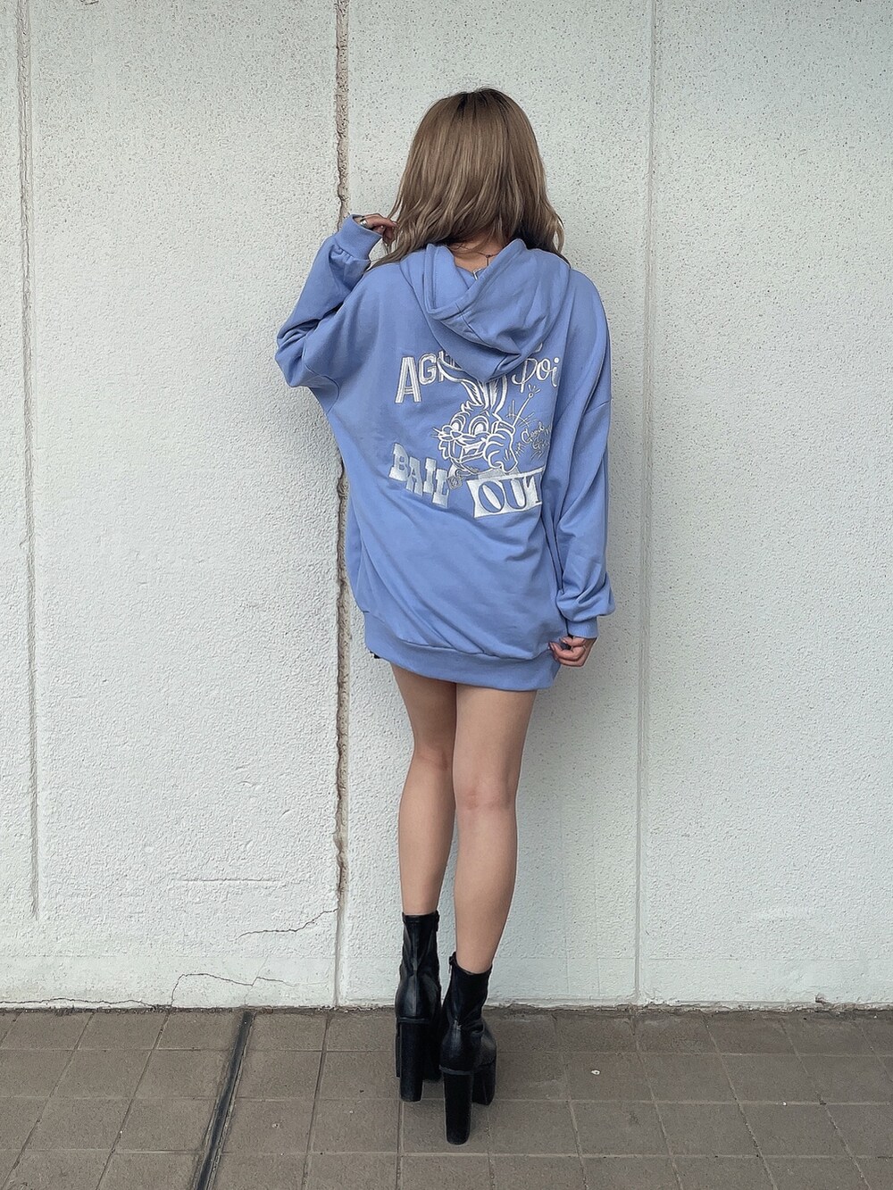 ブルー系のパーカー、ブラック系のブーツを着用したレディースの秋コーディネートの2枚目の写真