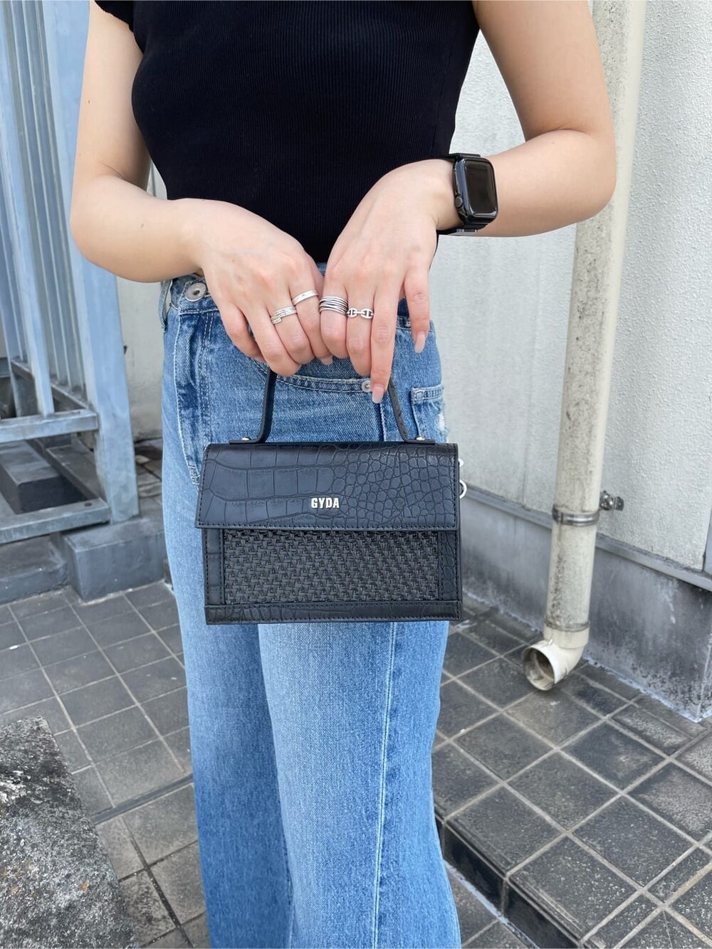 ブラック系のパンプス、ブラック系のハンドバッグ、ブラック系のニット/セーターを着用したレディースの春コーディネートの8枚目の写真