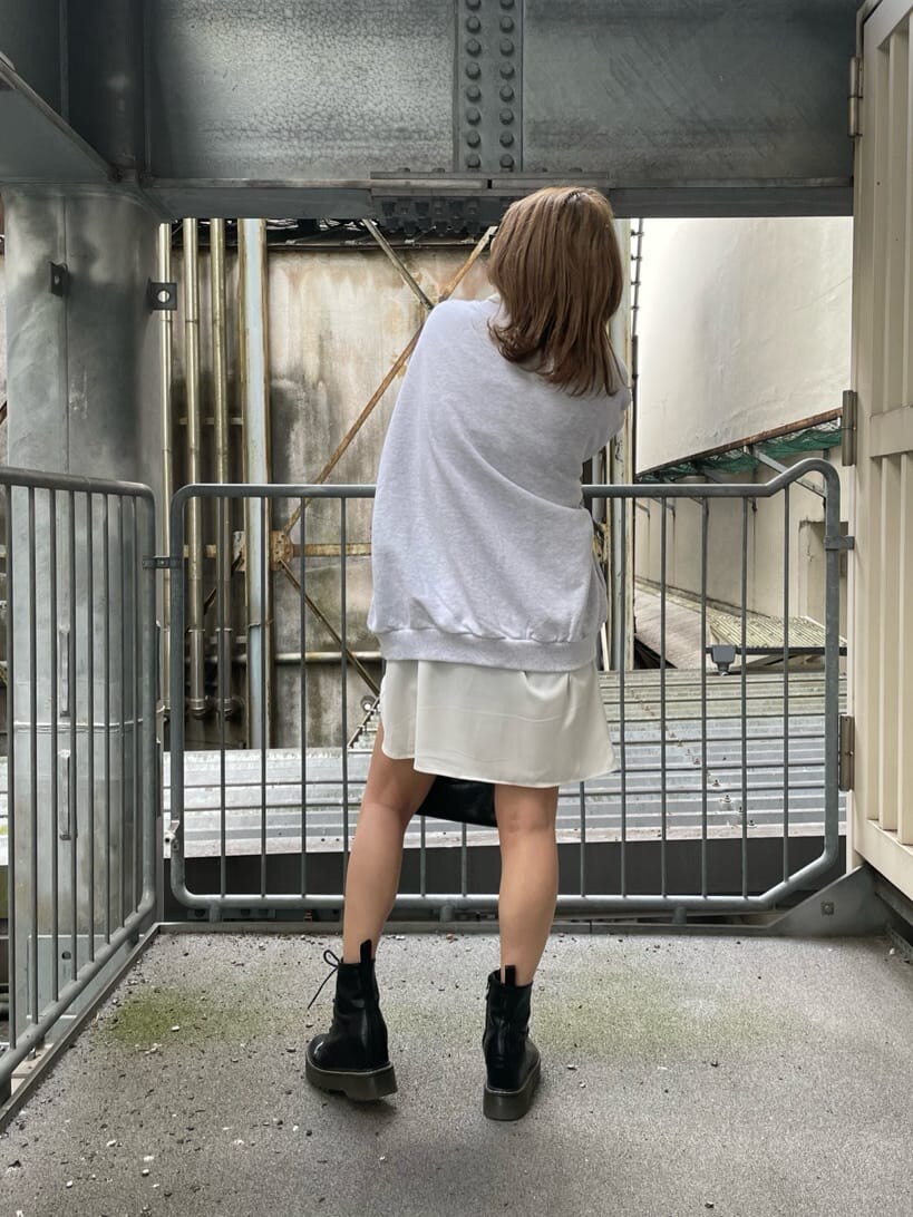 ブラック系のブーツ、グレー系のTシャツ/カットソー、ホワイト系のシャツ/ブラウスを着用したレディースの冬コーディネートの4枚目の写真