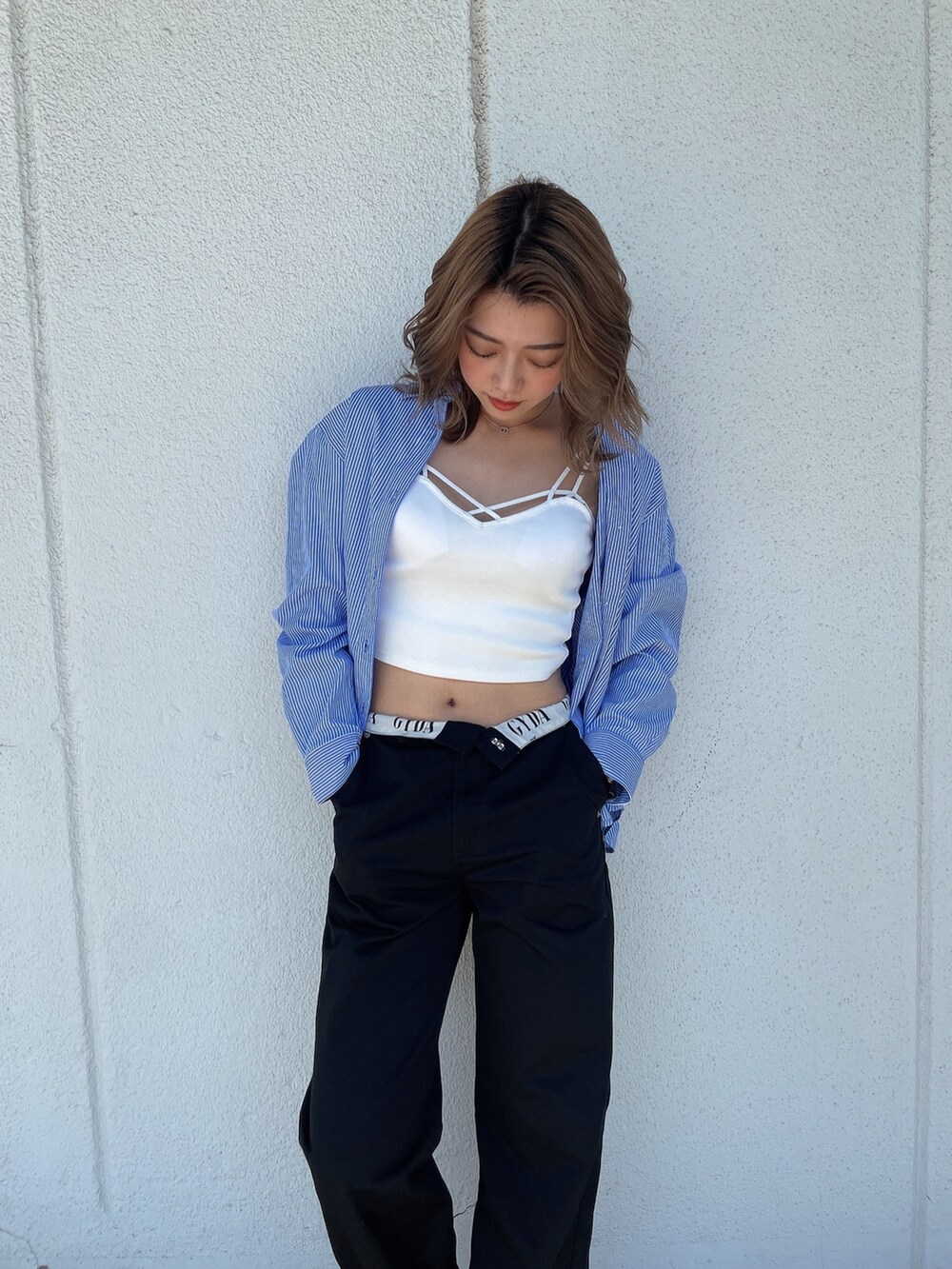 ホワイト系のキャミソール、ブラック系のその他パンツ、ブルー系のシャツ/ブラウスを着用したレディースの春コーディネートの4枚目の写真