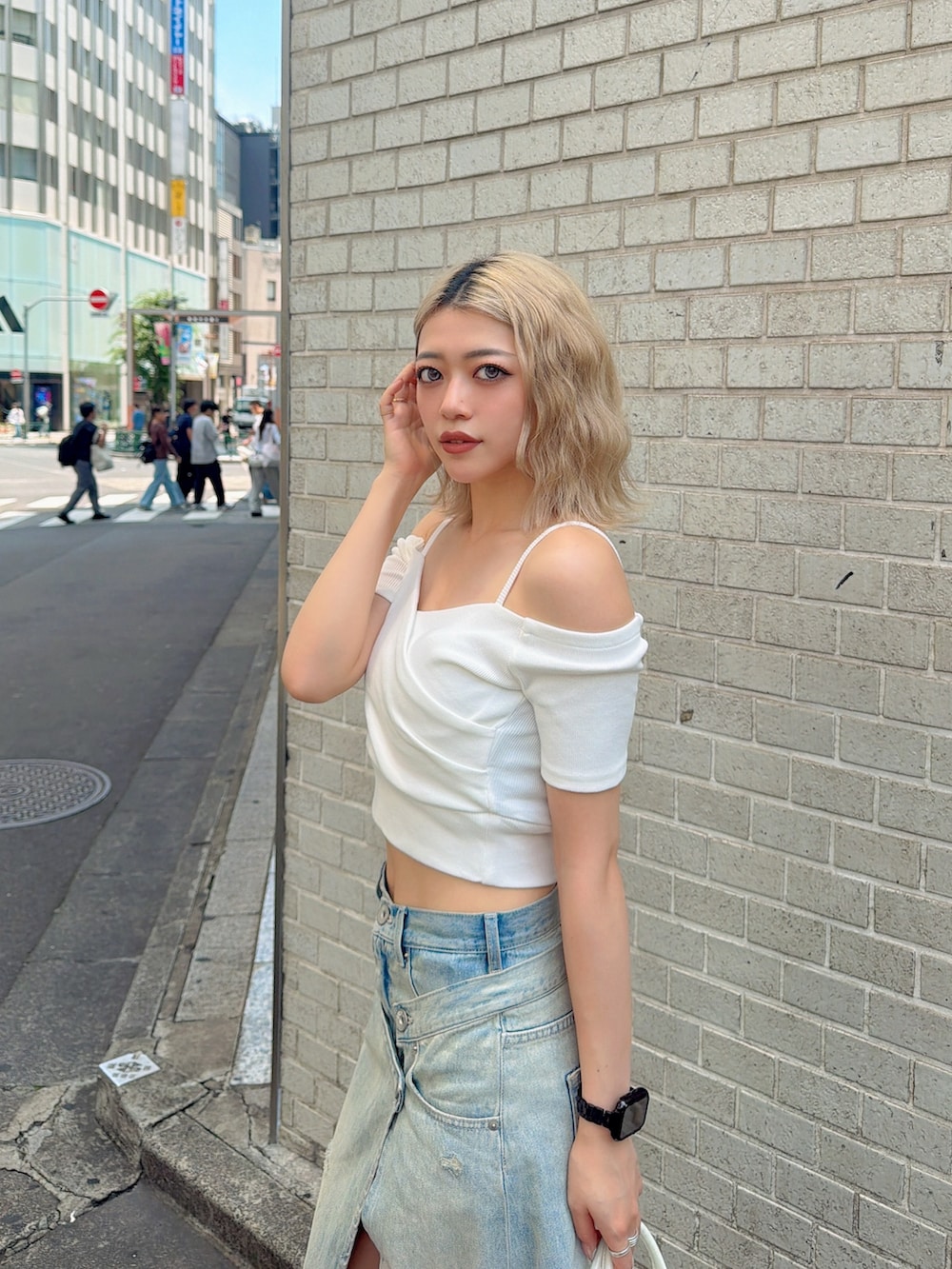 ホワイト系のTシャツ/カットソー、ブルー系のデニムスカート、ホワイト系のサンダルを着用したレディースの夏コーディネートの3枚目の写真