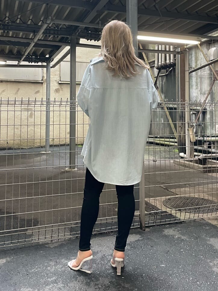ブラック系のデニムパンツ、ホワイト系のサンダル、グリーン系のシャツ/ブラウスを着用したレディースの夏コーディネートの2枚目の写真