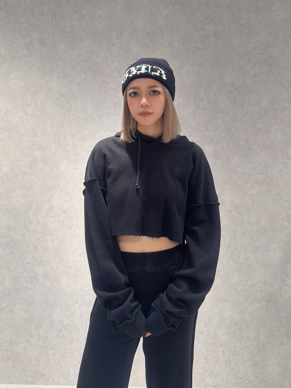 ブラック系のその他パンツ、ブラック系のブーツ、ブラック系のTシャツ/カットソーを着用したレディースの夏コーディネートの4枚目の写真