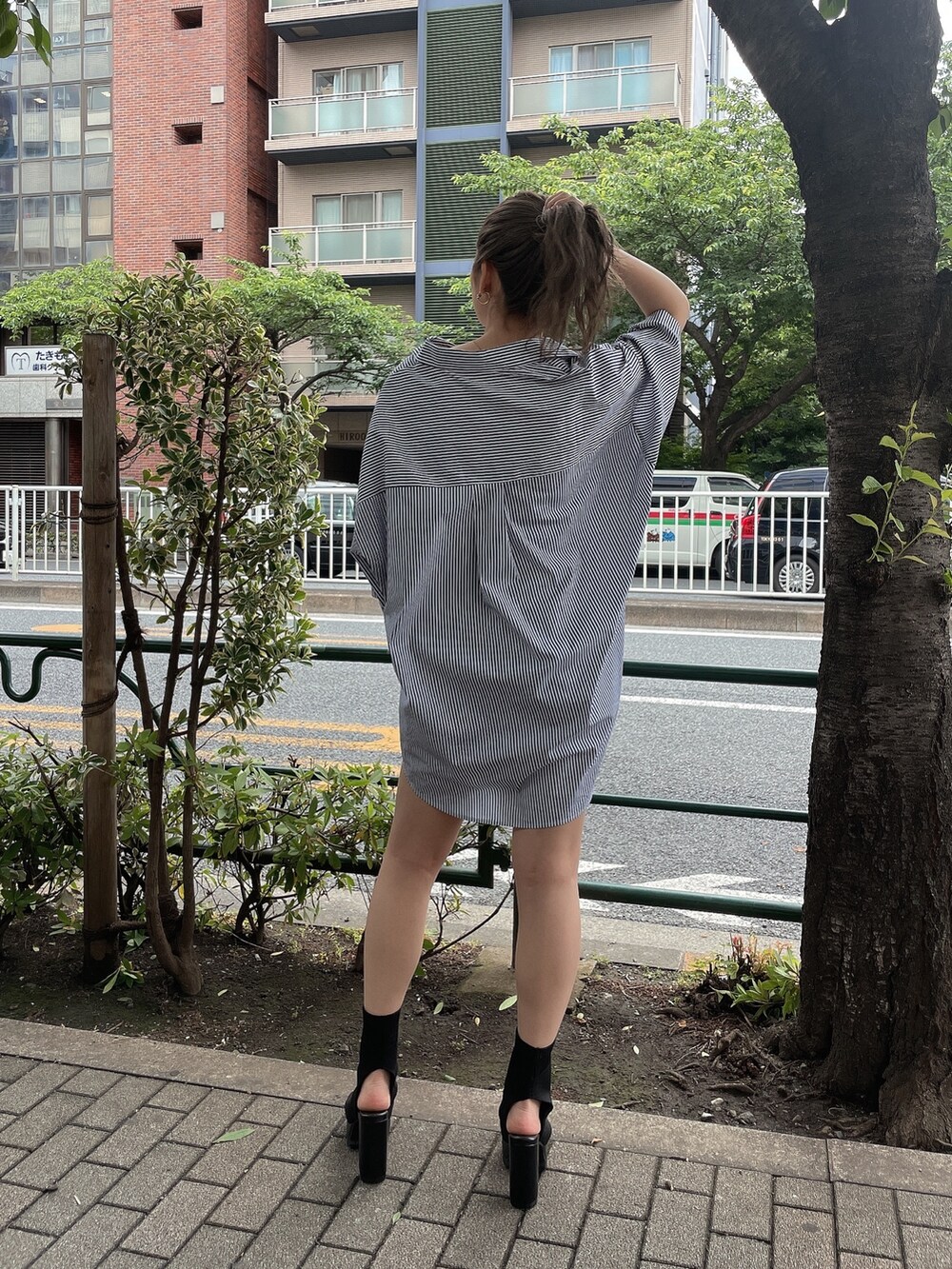 ブルー系のシャツ/ブラウス、ブラック系のブーツを着用したレディースの夏コーディネートの3枚目の写真