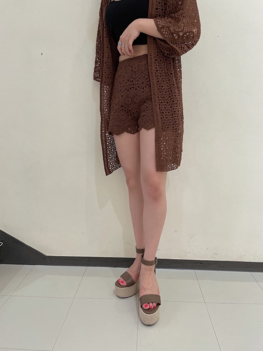 ブラウン系のその他パンツ、ブラック系のキャミソール、ブラウン系のサンダルを着用したレディースの夏コーディネートの6枚目の写真