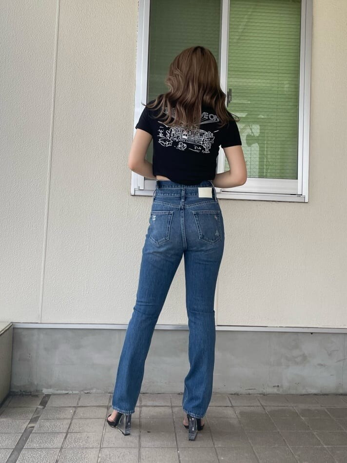 ブラック系のサンダル、ブルー系のデニムパンツ、ブラック系のTシャツ/カットソーを着用したレディースの夏コーディネートの2枚目の写真