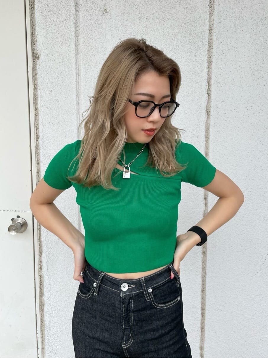 ブラック系のサンダル、ブラック系のデニムパンツ、グリーン系のニット/セーターを着用したレディースの夏コーディネートの3枚目の写真