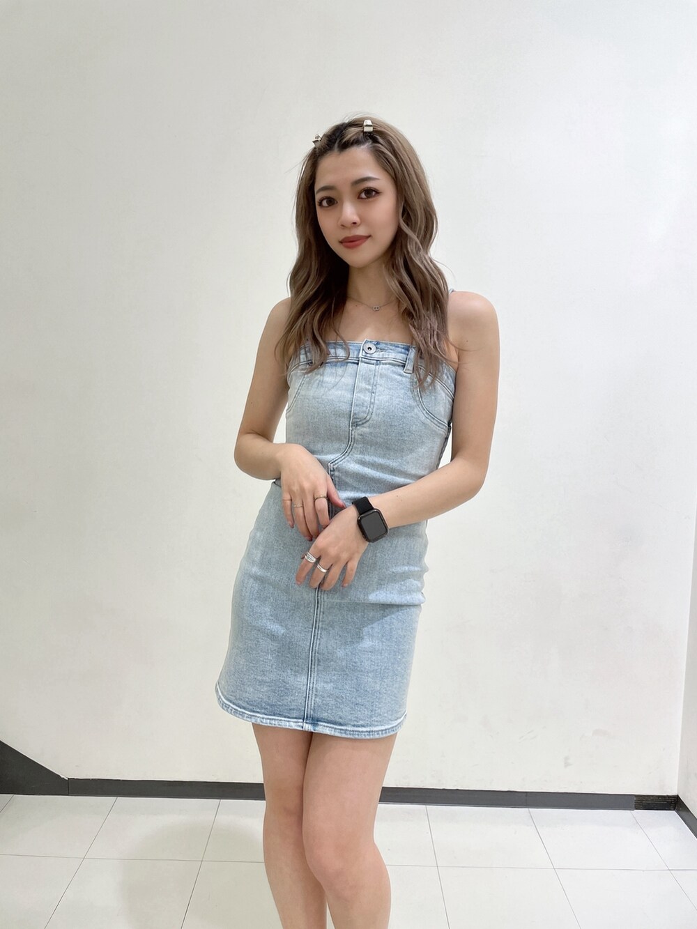 ブルー系のワンピース、ホワイト系のブーツを着用したレディースの春コーディネートの3枚目の写真