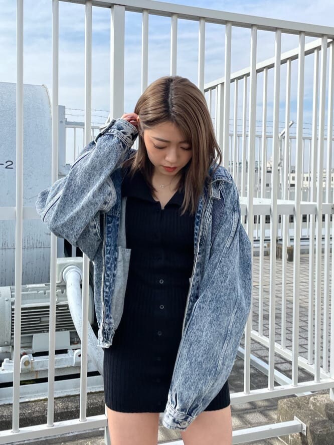 ブラック系のブーツ、グレー系のハンドバッグ、ブルー系のブルゾンを着用したレディースの冬コーディネートの3枚目の写真