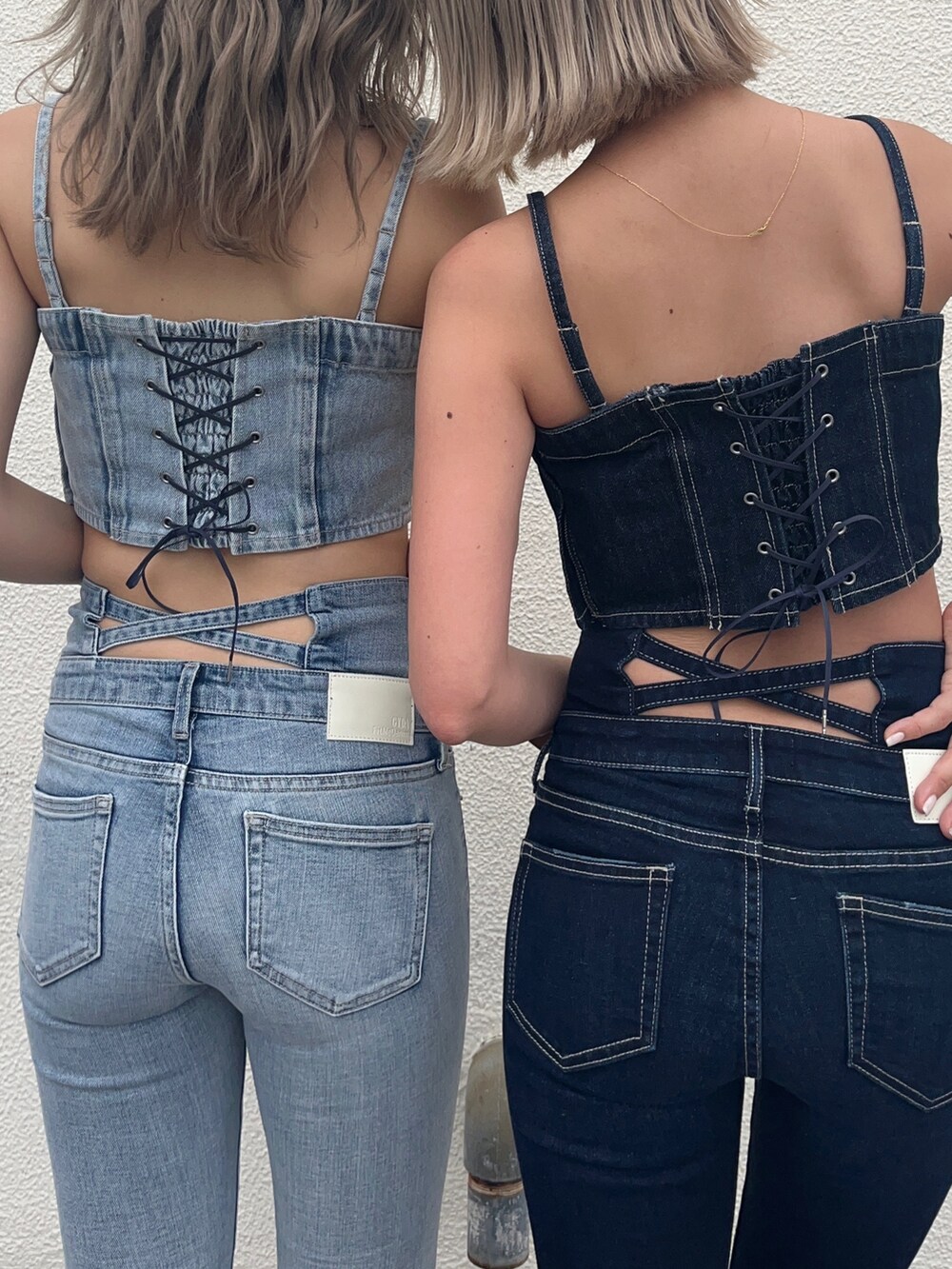 ブルー系のデニムパンツ、ブルー系のデニムパンツ、ホワイト系のサンダルを着用したレディースの夏コーディネートの5枚目の写真