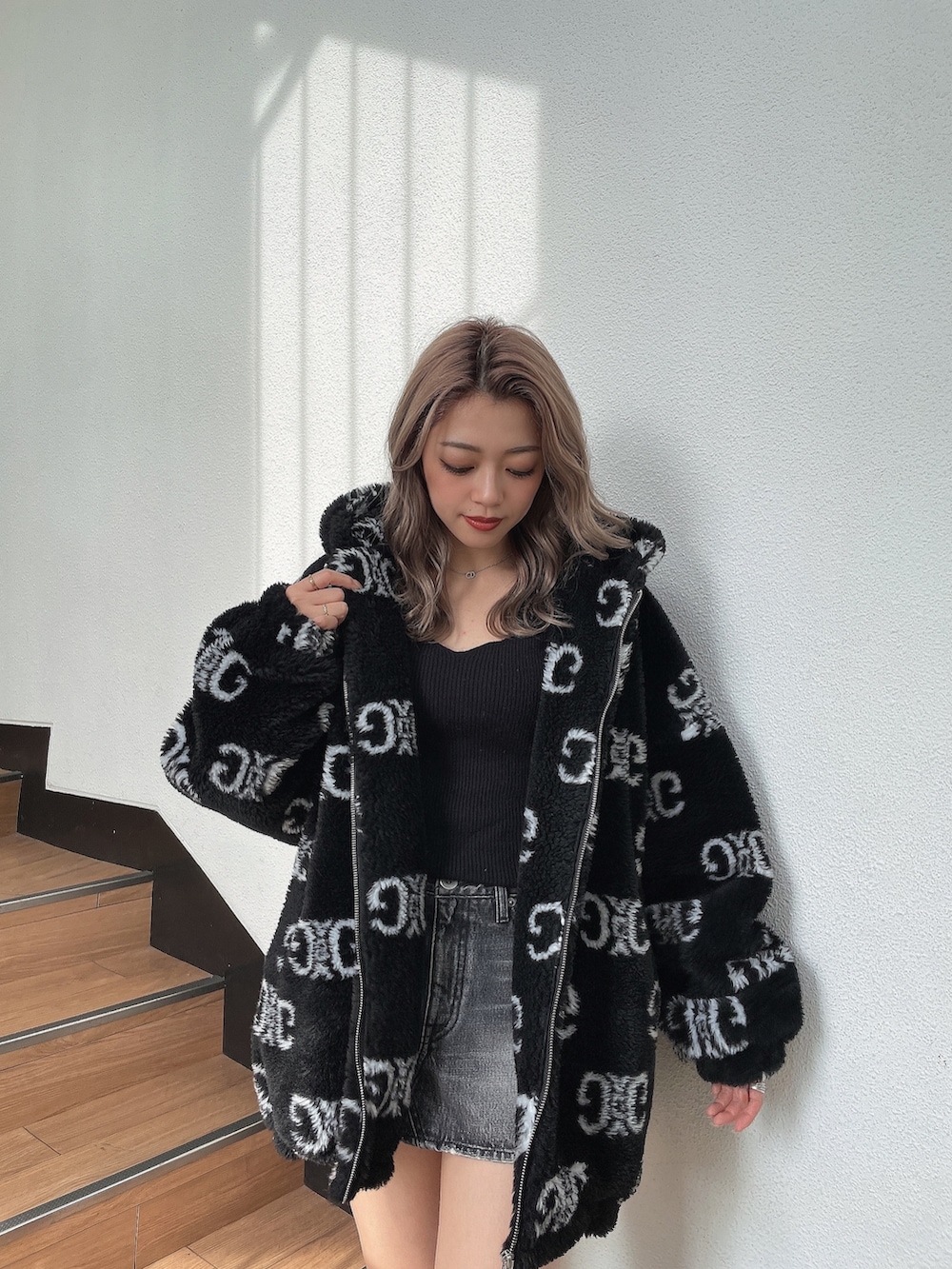 ブラック系のニット/セーター、ブラック系のブルゾン、ブラック系のブーツを着用したレディースの秋コーディネートの3枚目の写真